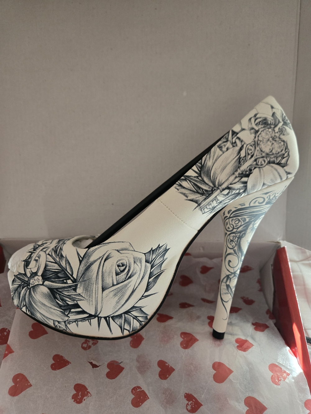 Feminine White/black Sexy Platforms - Picture 3 of 11